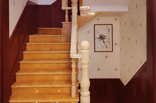城东中式别墅室内汉白玉石楼梯的定制安装装饰效果